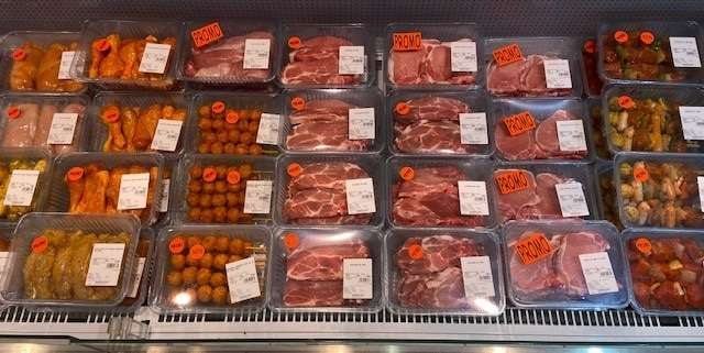 Présentation linéaire de produits frais en barquettes PET
